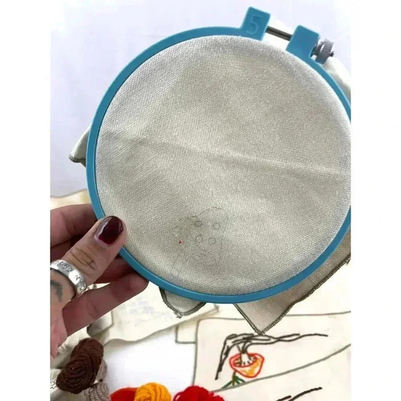 VTG Linen Embroidered Cloth Lot & Pack of Skeins Yarn Wool Guro Paternayan 42 PC - Picture 9 of 13